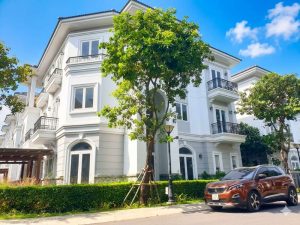 Căn góc biệt thự song lập Sol Villas, Vị trí độc nhất, view hồ bơi. Độc quyền bởi Phố Đông Villas.