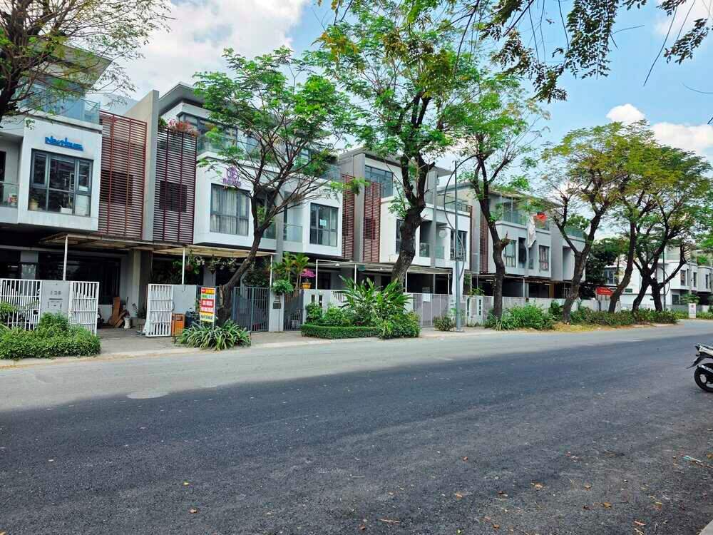 Bán biệt thự compound Phố Đông Village Q.2 SHR, đường Muồng Tím 20m, giá 12 tỷ 800 triệu bán độc quyền tại Phố Đông Villas.